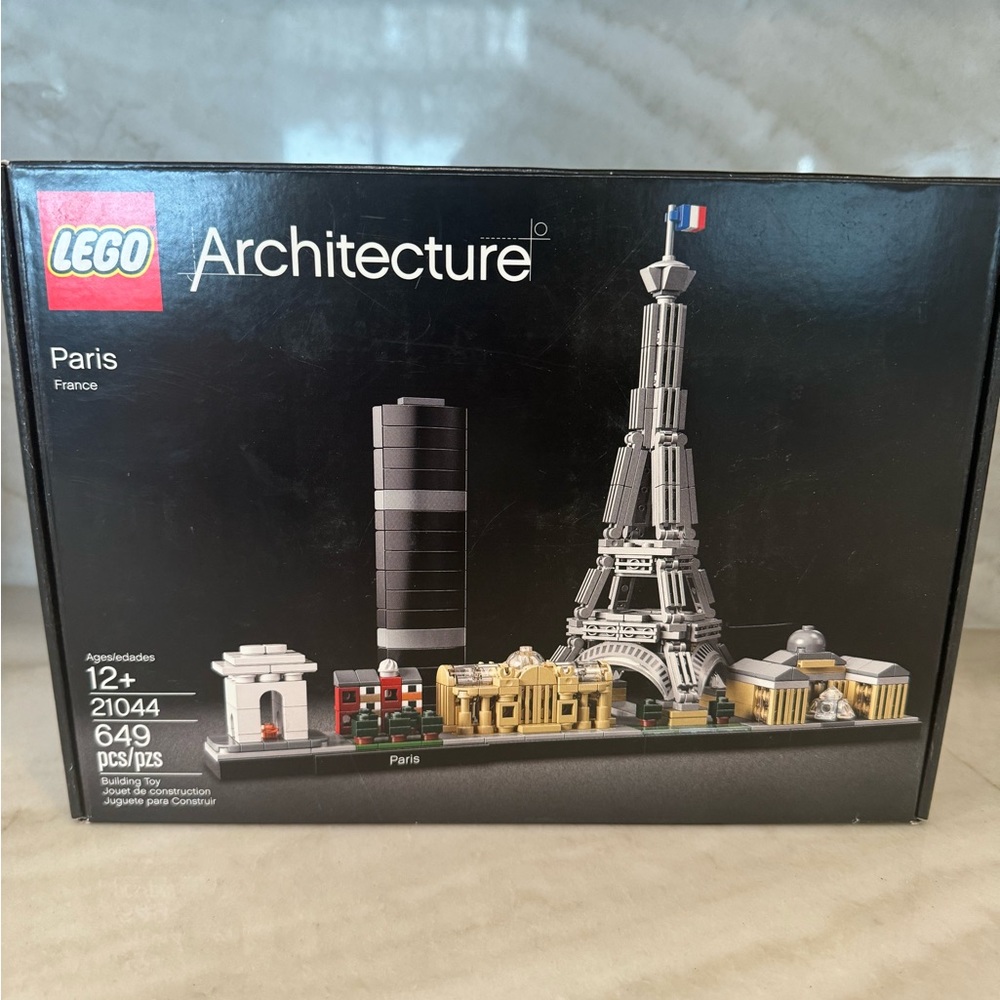 New in box retired Lego architecture Paris